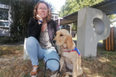 « Calme et apaisant », ce chien facilite le lien social dans un lycée de Vendée.